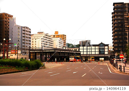 JR鹿児島駅と鹿児島市電鹿児島駅前 JR鹿児島駅と鹿児島市電鹿児島駅前 140964119