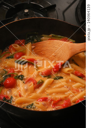 ペンネのトマトソースパスタ　 140964139
