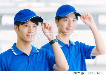挨拶する運送会社の若い作業員 挨拶する運送会社の若い作業員 140964266