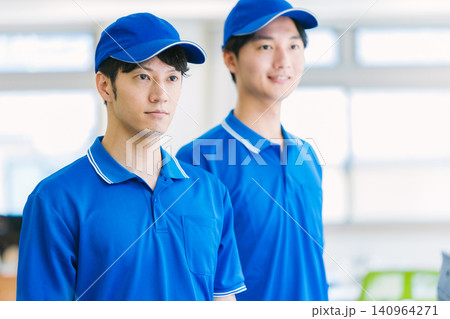運送会社で働く若い作業員 140964271