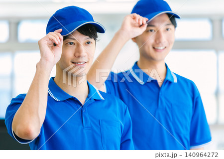 挨拶する運送会社の若い作業員 140964272