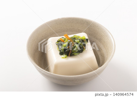 冷や奴(茎わさび 野沢菜こんぶ) 冷や奴(茎わさび 野沢菜こんぶ) 140964574