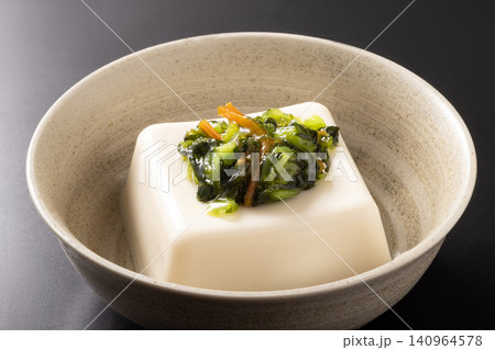 冷や奴(茎わさび 野沢菜こんぶ) 冷や奴(茎わさび 野沢菜こんぶ) 140964578
