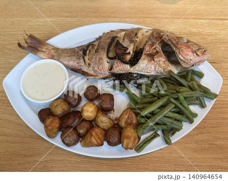 レッドスナッパーのグリルプレート 地中海スタイルの魚料理と付け合わせ レッドスナッパーのグリルプレート 地中海スタイルの魚料理と付け合わせ 140964654