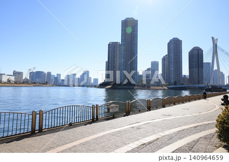 隅田川テラスと佃島の高層ビルの風景 140964659