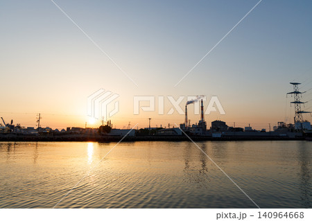 加古川沿いにある高砂の港湾ヤード(夕方) 加古川沿いにある高砂の港湾ヤード(夕方) 140964668