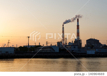 加古川沿いにある高砂の港湾ヤード(夕方) 加古川沿いにある高砂の港湾ヤード(夕方) 140964669