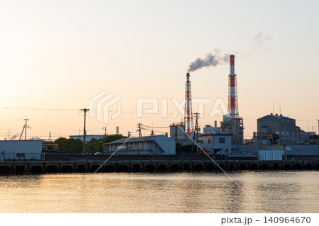 加古川沿いにある高砂の港湾ヤード(夕方) 加古川沿いにある高砂の港湾ヤード(夕方) 140964670