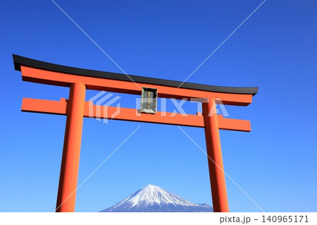 富士山本宮浅間大社の大鳥居と富士山 (静岡) 富士山本宮浅間大社の大鳥居と富士山 (静岡) 140965171