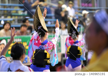 本場徳島阿波踊り　演舞場に踊り込む 140965191