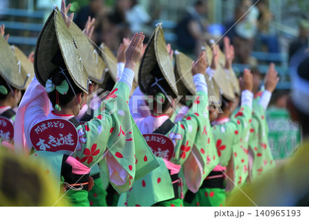 本場徳島阿波踊り 演舞場に踊り込む 本場徳島阿波踊り 演舞場に踊り込む 140965193
