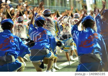 本場徳島阿波踊り 演舞場に踊り込む 本場徳島阿波踊り 演舞場に踊り込む 140965195
