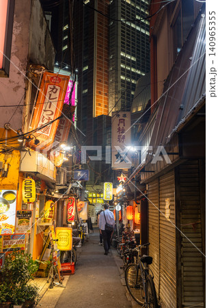 三軒茶屋路地裏のレトロな飲み屋街 三軒茶屋路地裏のレトロな飲み屋街 140965355