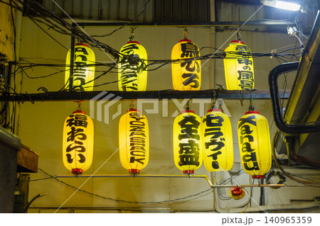 三軒茶屋路地裏のレトロな飲み屋街 三軒茶屋路地裏のレトロな飲み屋街 140965359