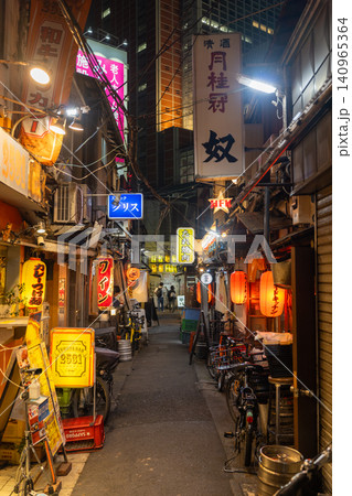 三軒茶屋路地裏のレトロな飲み屋街 三軒茶屋路地裏のレトロな飲み屋街 140965364