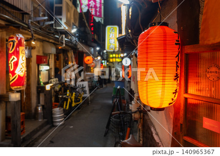 三軒茶屋路地裏のレトロな飲み屋街 三軒茶屋路地裏のレトロな飲み屋街 140965367
