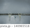 雨の雫が付いて洗濯物が干せない梅雨時期の物干し竿-3 雨の雫が付いて洗濯物が干せない梅雨時期の物干し竿-3 140965518