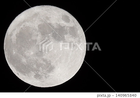 夜空を見上げると満月 夜空を見上げると満月 140965840