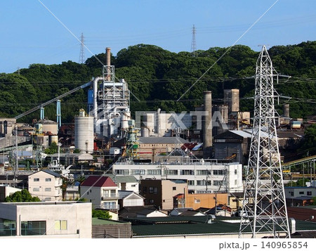 工場の見える高知市の夕景(山とマンションとセメント工場) 工場の見える高知市の夕景(山とマンションとセメント工場) 140965854