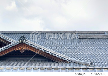日本の伝統的な寺社建築の美しい瓦屋根と青空 日本の伝統的な寺社建築の美しい瓦屋根と青空 140965909