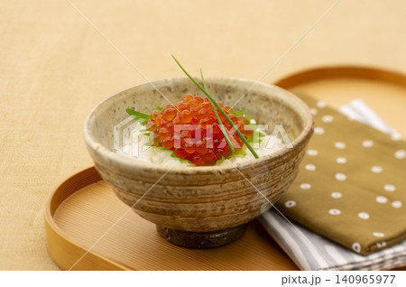 イクラがたっぷりのった白米ご飯、木製の器に盛られた贅沢な一杯 イクラがたっぷりのった白米ご飯、木製の器に盛られた贅沢な一杯 140965977