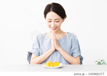 柿を食べる女性　食べ物イメージ 140966377