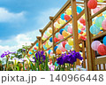 青空の下で咲く花しょうぶと飾られたランタン 140966448