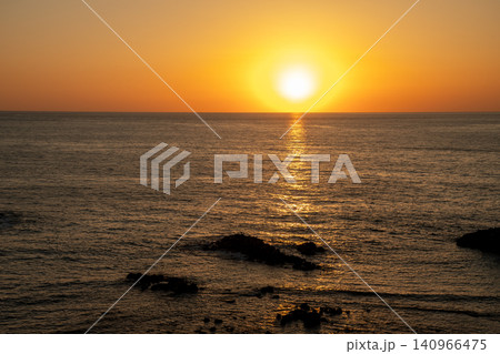 夕陽を海に反射する美しい海の景色 140966475
