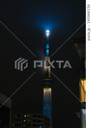 靄がかかる東京スカイツリーのイルミネーション 靄がかかる東京スカイツリーのイルミネーション 140966556
