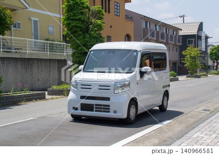 軽乗用車 トールワゴン 道路走行中 軽乗用車 トールワゴン 道路走行中 140966581