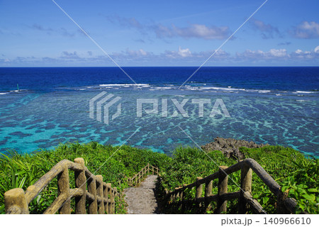 宮古島インギャーの階段と透明な海 ~サンゴ礁の絶景ビュースポット~ 宮古島インギャーの階段と透明な海 ~サンゴ礁の絶景ビュースポット~ 140966610