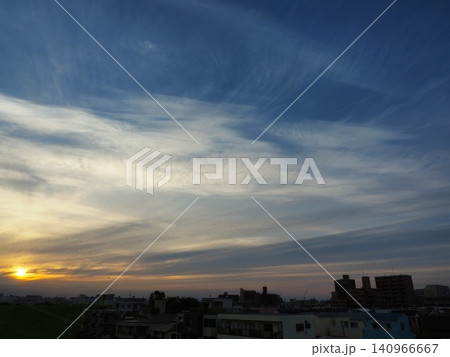 夕日に染まる雲と沈みゆく太陽 夕日に染まる雲と沈みゆく太陽 140966667
