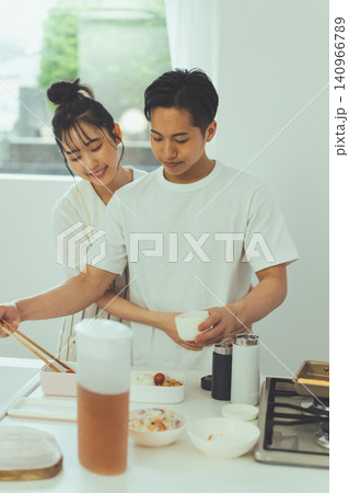 彼女のためにお弁当を作る彼氏 彼女のためにお弁当を作る彼氏 140966789