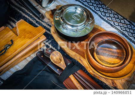 木製食器やステンレスクッカーが並ぶこだわりキャンプギアの俯瞰 木製食器やステンレスクッカーが並ぶこだわりキャンプギアの俯瞰 140966851