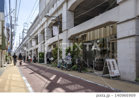 東京都目黒区の都市風景 学芸大学駅高架下のカフェ通り 140966909
