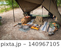 テントの下に整然とレイアウトされたこだわりの男前キャンプギア一式 テントの下に整然とレイアウトされたこだわりの男前キャンプギア一式 140967105