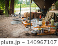 キャノピーの下に並ぶボトルラックと川辺のロケーションを楽しむソロキャンプ キャノピーの下に並ぶボトルラックと川辺のロケーションを楽しむソロキャンプ 140967107