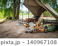 静かな川辺の森に溶け込む洗練されたミリタリーパップテントサイトの全景 静かな川辺の森に溶け込む洗練されたミリタリーパップテントサイトの全景 140967108