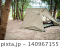 木立ちの合間から望むミリタリーパップテントと快適にセッティングされたコット 木立ちの合間から望むミリタリーパップテントと快適にセッティングされたコット 140967155