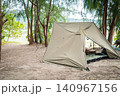 林間に佇む無骨な軍幕パップテントとコットを配置したソロキャンプスタイル 林間に佇む無骨な軍幕パップテントとコットを配置したソロキャンプスタイル 140967156