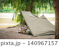 美しい湖畔の木陰に設営されたソロキャンプ用のパップテントとこだわりギア 美しい湖畔の木陰に設営されたソロキャンプ用のパップテントとこだわりギア 140967157