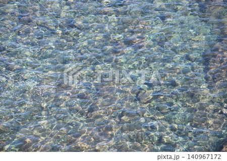 青い海・透き通る海面・透き通った水・清流・涼しさのイメージ 青い海・透き通る海面・透き通った水・清流・涼しさのイメージ 140967172