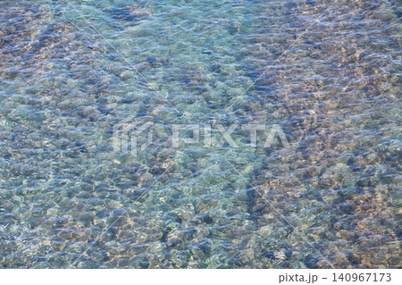 青い海・透き通る海面・透き通った水・清流・涼しさのイメージ 青い海・透き通る海面・透き通った水・清流・涼しさのイメージ 140967173