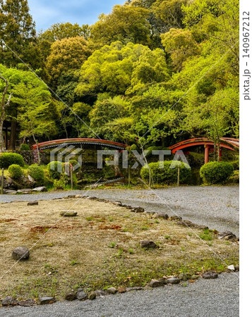 新緑に囲まれた日本庭園と朱色の太鼓橋 新緑に囲まれた日本庭園と朱色の太鼓橋 140967212