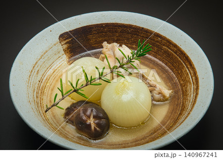 骨付き鶏肉を使った、丸ごと玉ねぎのボーンスープ 骨付き鶏肉を使った、丸ごと玉ねぎのボーンスープ 140967241
