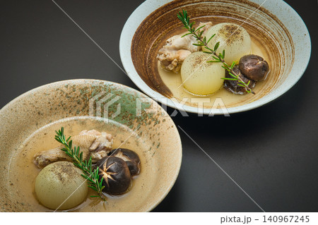 骨付き鶏肉を使った、丸ごと玉ねぎのボーンスープ 骨付き鶏肉を使った、丸ごと玉ねぎのボーンスープ 140967245