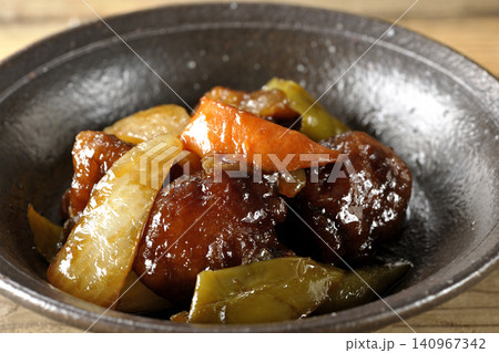 人参、玉ねぎ、ピーマン、肩ロース肉の入った黒酢酢豚を単品撮影 140967342