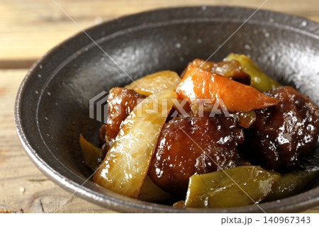 人参、玉ねぎ、ピーマン、肩ロース肉の入った黒酢酢豚を単品撮影 140967343