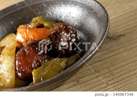 人参、玉ねぎ、ピーマン、肩ロース肉の入った黒酢酢豚を単品撮影 人参、玉ねぎ、ピーマン、肩ロース肉の入った黒酢酢豚を単品撮影 140967346