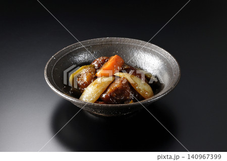 人参、玉ねぎ、ピーマン、肩ロース肉の入った黒酢酢豚を黒背景で単品撮影 人参、玉ねぎ、ピーマン、肩ロース肉の入った黒酢酢豚を黒背景で単品撮影 140967399